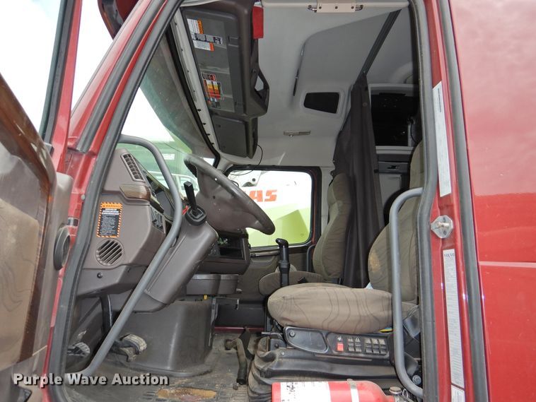 image for item DI0191 2013 Volvo VN  semi truck