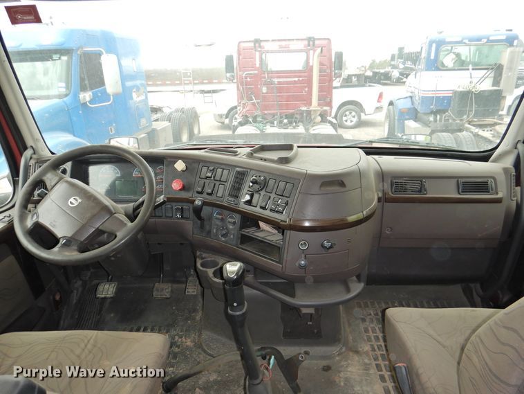 image for item DI0191 2013 Volvo VN  semi truck