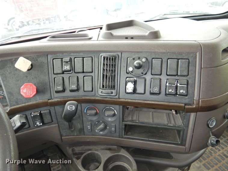 image for item DI0191 2013 Volvo VN  semi truck