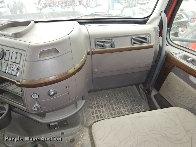 image for item DI0191 2013 Volvo VN  semi truck