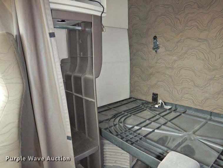 image for item DI0191 2013 Volvo VN  semi truck