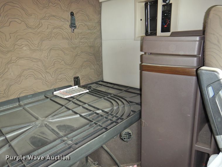 image for item DI0191 2013 Volvo VN  semi truck