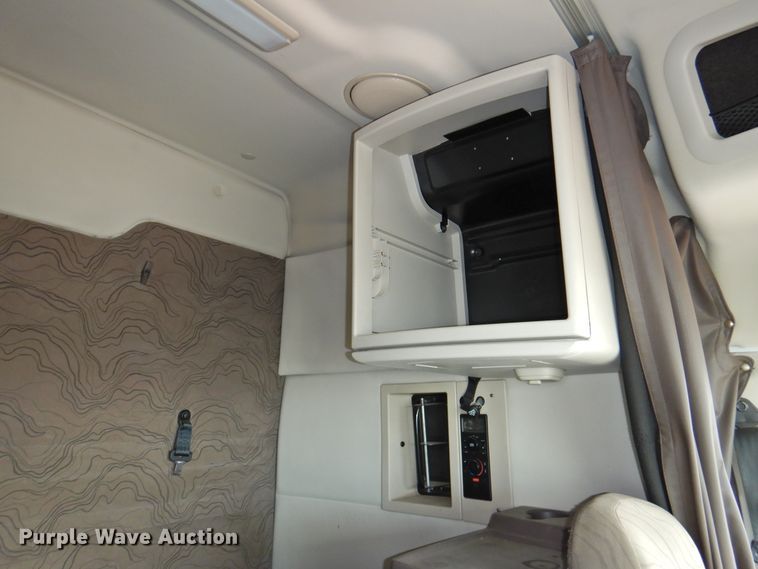 image for item DI0191 2013 Volvo VN  semi truck