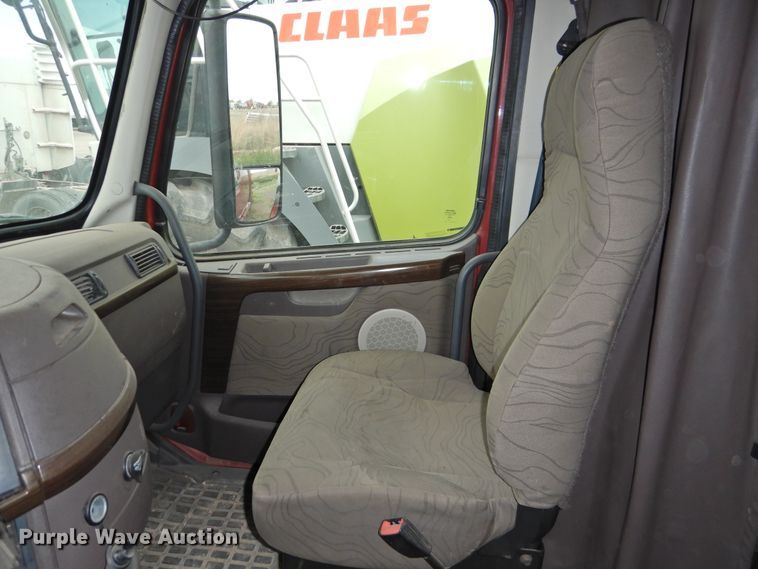 image for item DI0191 2013 Volvo VN  semi truck