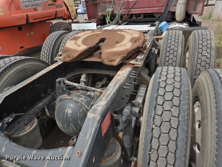 image for item DI0191 2013 Volvo VN  semi truck