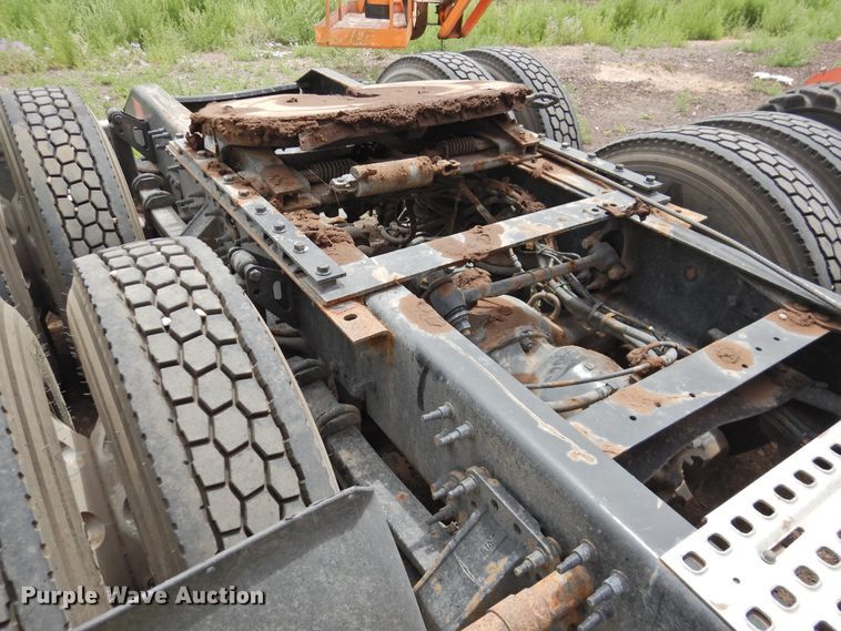 image for item DI0191 2013 Volvo VN  semi truck