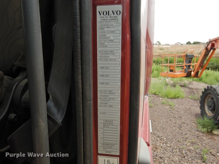 image for item DI0191 2013 Volvo VN  semi truck