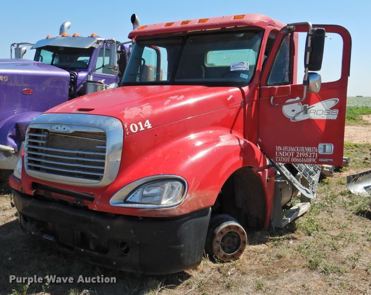 image for item DI0203 2005 Freightliner Columbia 120  semi truck