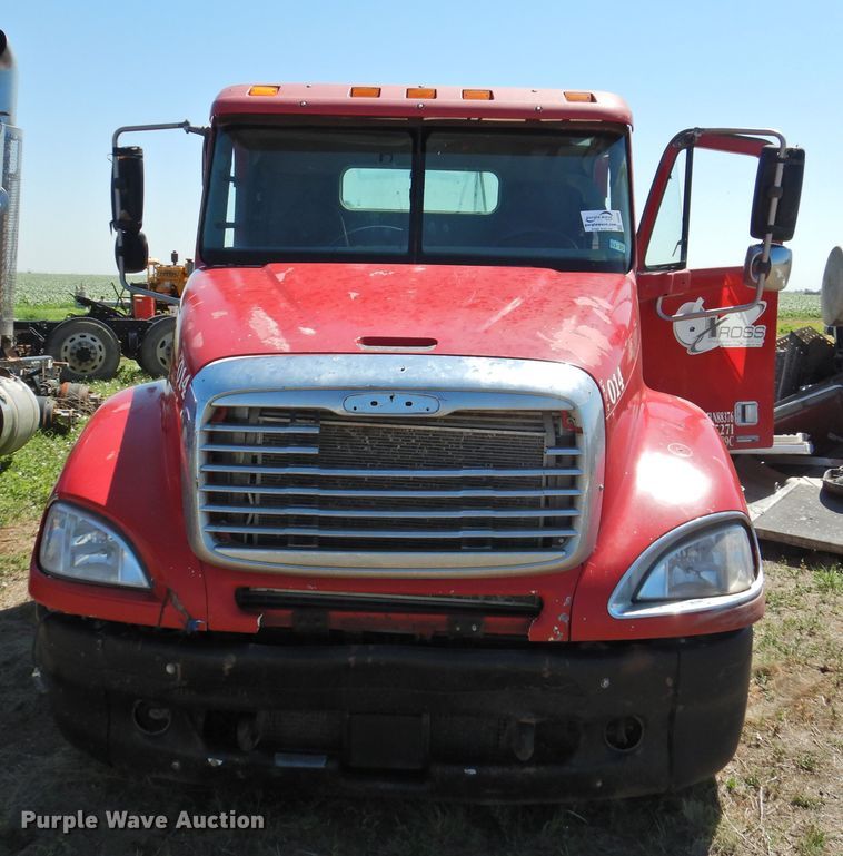 image for item DI0203 2005 Freightliner Columbia 120  semi truck