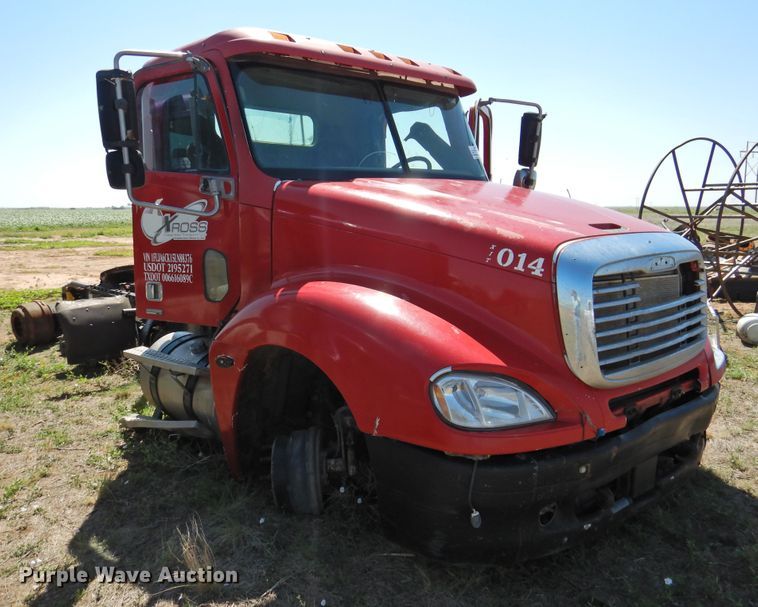 image for item DI0203 2005 Freightliner Columbia 120  semi truck