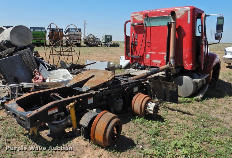 image for item DI0203 2005 Freightliner Columbia 120  semi truck