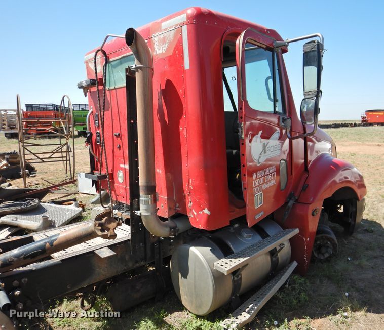 image for item DI0203 2005 Freightliner Columbia 120  semi truck