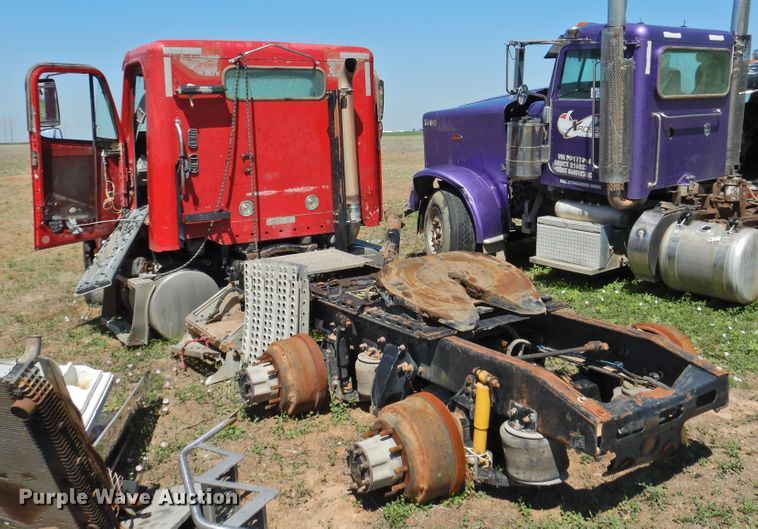 image for item DI0203 2005 Freightliner Columbia 120  semi truck