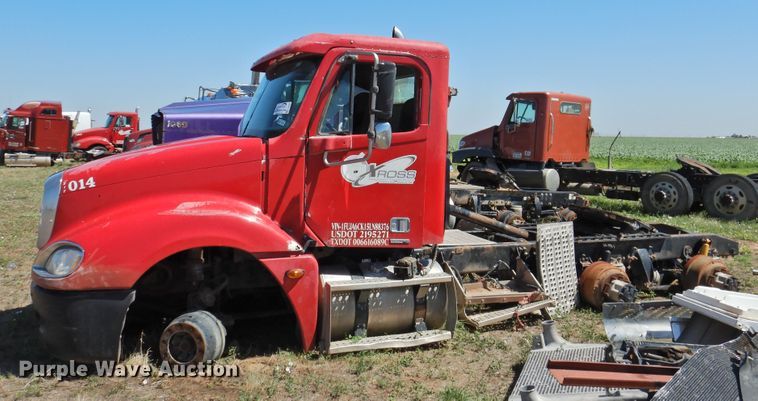 image for item DI0203 2005 Freightliner Columbia 120  semi truck