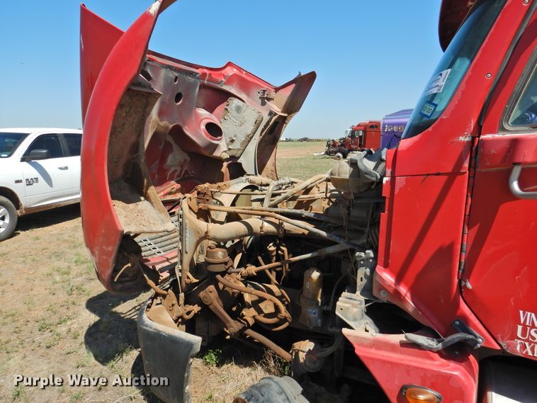 image for item DI0203 2005 Freightliner Columbia 120  semi truck