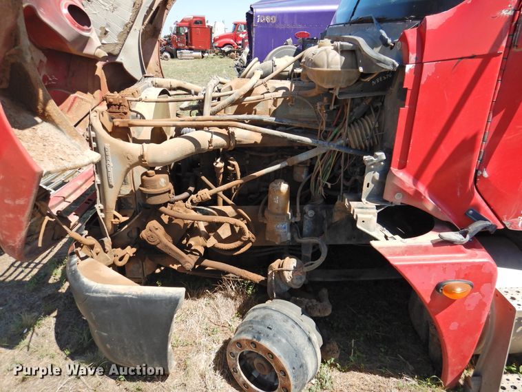 image for item DI0203 2005 Freightliner Columbia 120  semi truck