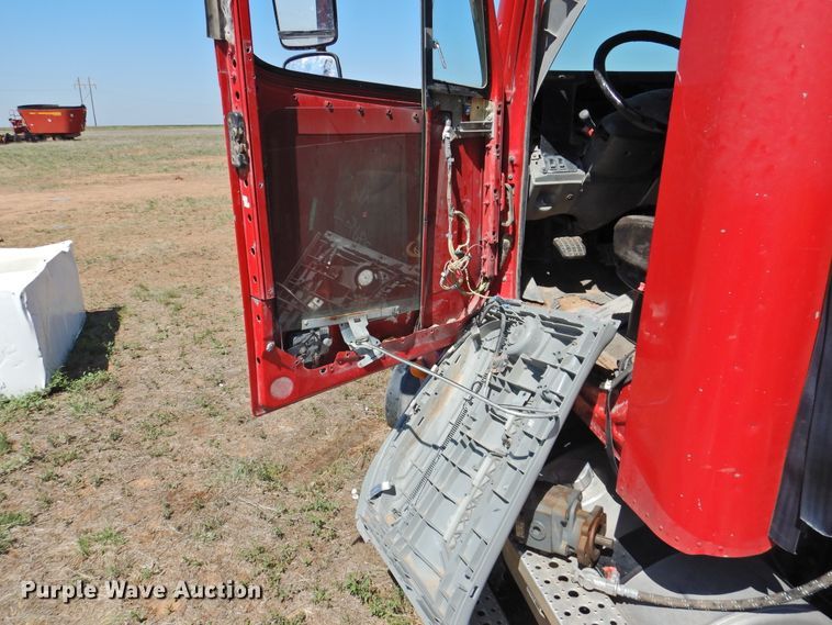 image for item DI0203 2005 Freightliner Columbia 120  semi truck