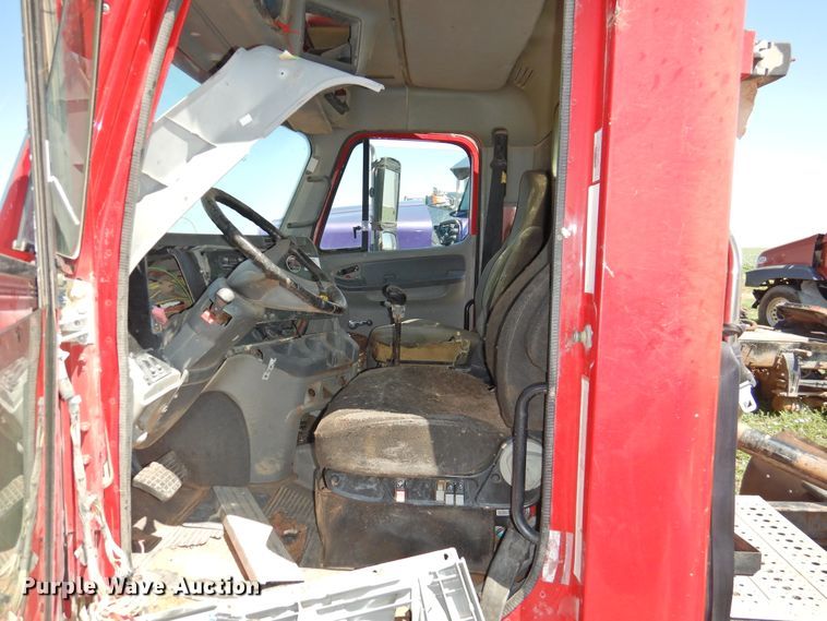 image for item DI0203 2005 Freightliner Columbia 120  semi truck