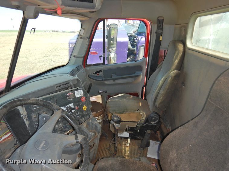 image for item DI0203 2005 Freightliner Columbia 120  semi truck