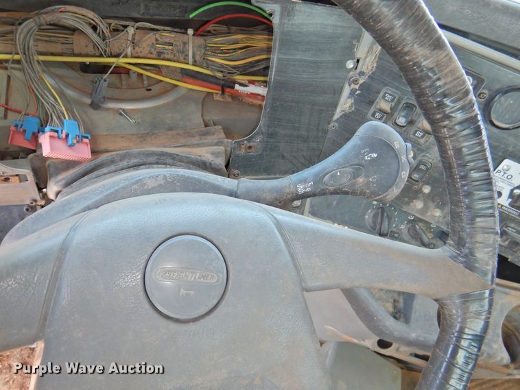 image for item DI0203 2005 Freightliner Columbia 120  semi truck