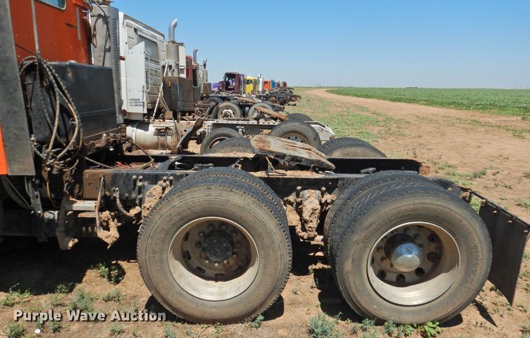 image for item DI0209 2006 Freightliner ST120 semi truck