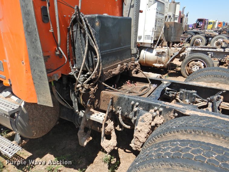 image for item DI0209 2006 Freightliner ST120 semi truck