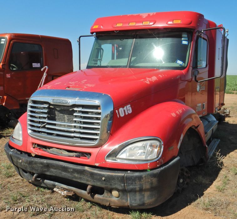 image for item DI0232 2006 Freightliner Columbia 120  semi truck