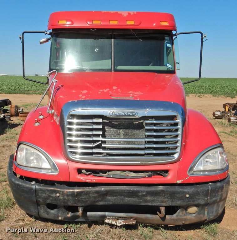 image for item DI0232 2006 Freightliner Columbia 120  semi truck