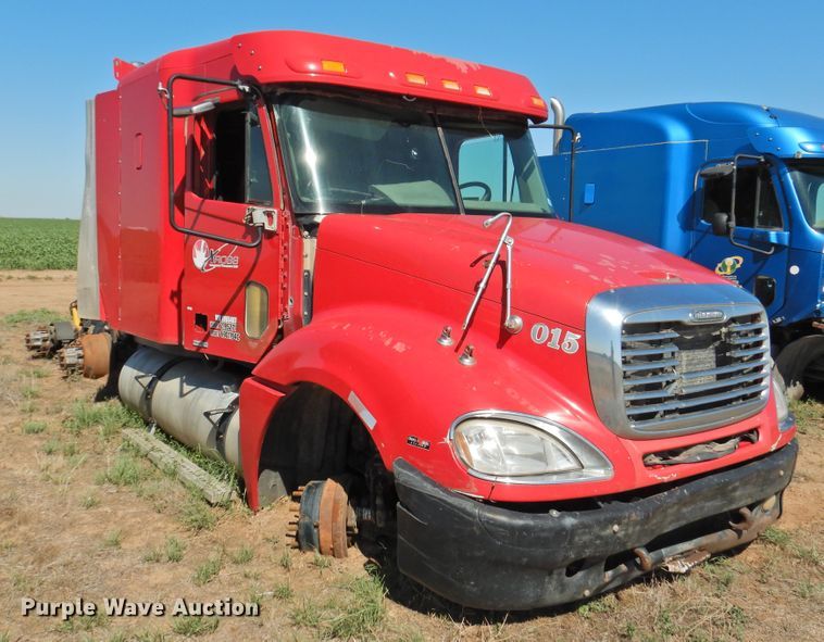 image for item DI0232 2006 Freightliner Columbia 120  semi truck