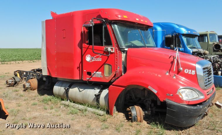 image for item DI0232 2006 Freightliner Columbia 120  semi truck