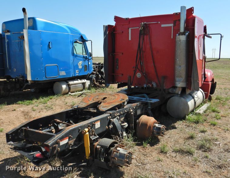 image for item DI0232 2006 Freightliner Columbia 120  semi truck