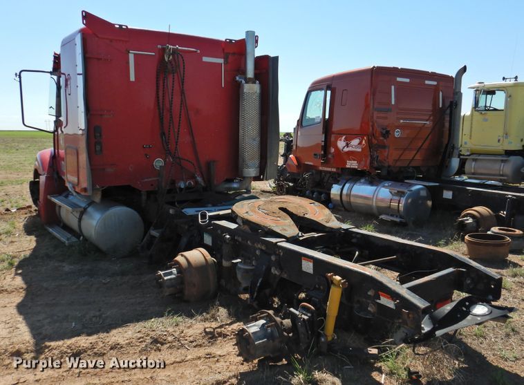 image for item DI0232 2006 Freightliner Columbia 120  semi truck