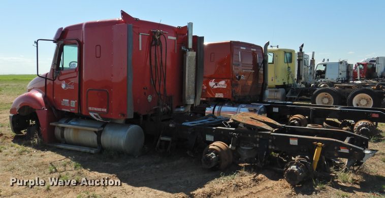 image for item DI0232 2006 Freightliner Columbia 120  semi truck