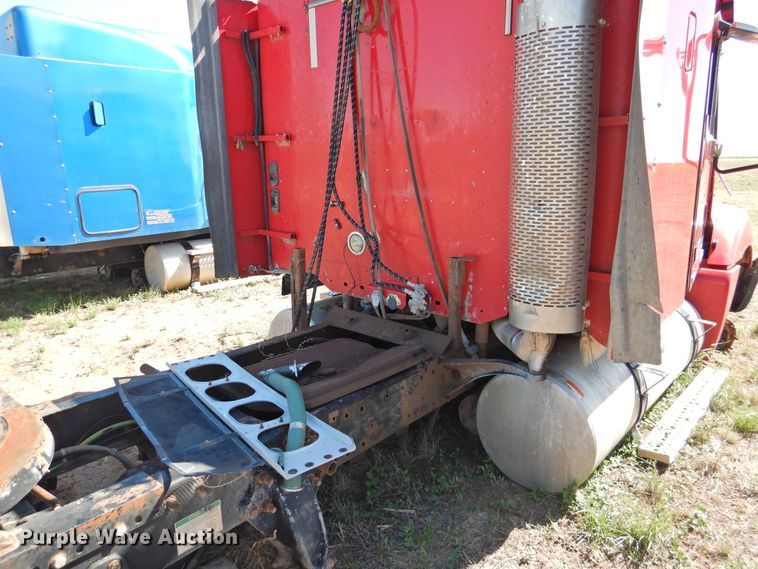 image for item DI0232 2006 Freightliner Columbia 120  semi truck