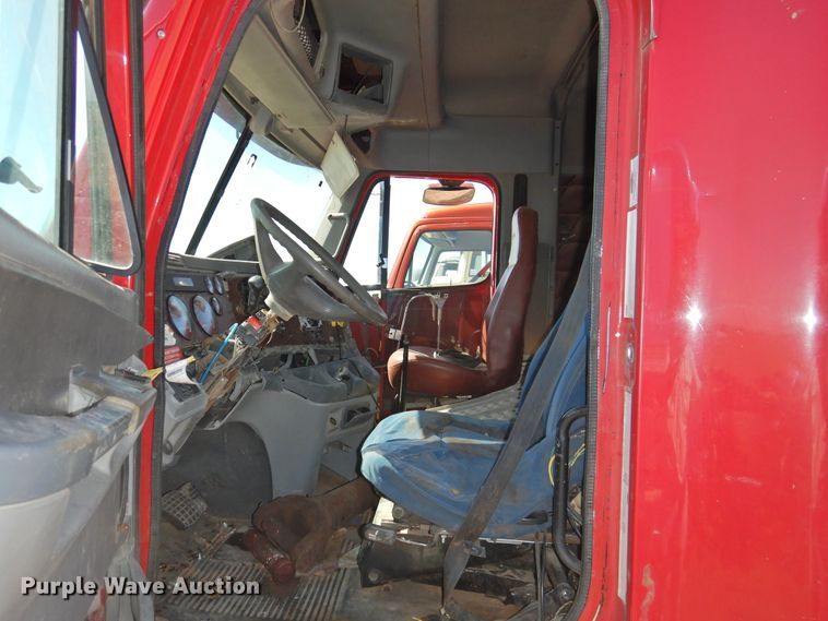 image for item DI0232 2006 Freightliner Columbia 120  semi truck