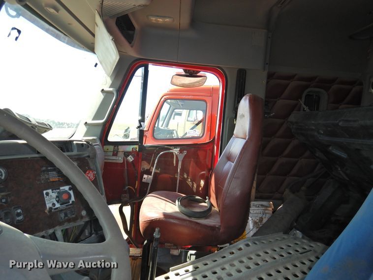 image for item DI0232 2006 Freightliner Columbia 120  semi truck