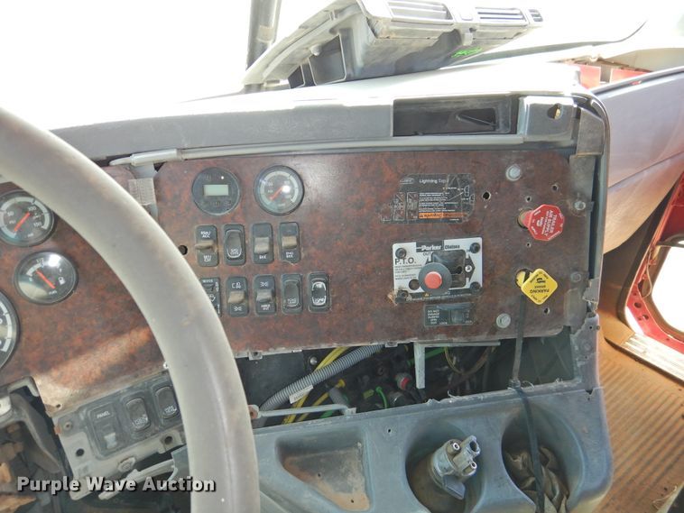 image for item DI0232 2006 Freightliner Columbia 120  semi truck