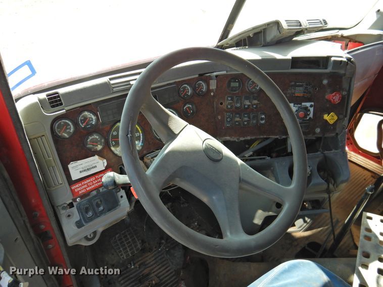 image for item DI0232 2006 Freightliner Columbia 120  semi truck