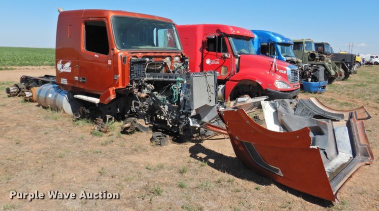 image for item DI0233 2013 Volvo VNL  semi truck