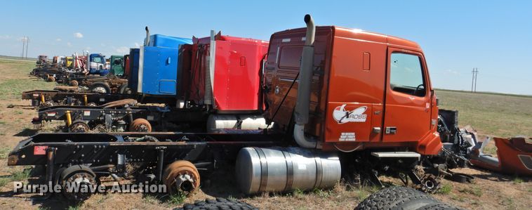 image for item DI0233 2013 Volvo VNL  semi truck