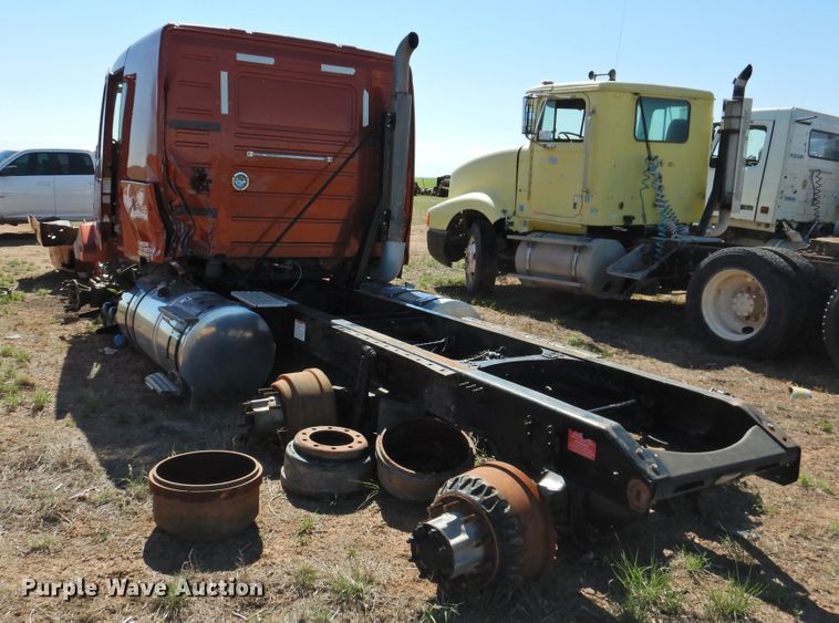 image for item DI0233 2013 Volvo VNL  semi truck