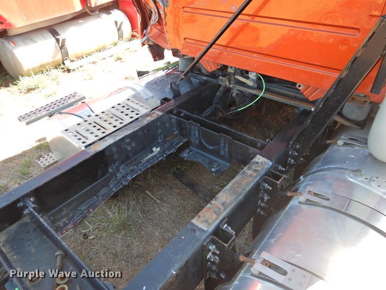 image for item DI0233 2013 Volvo VNL  semi truck