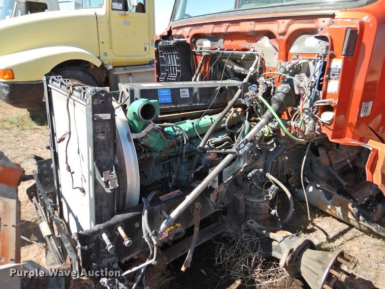 image for item DI0233 2013 Volvo VNL  semi truck