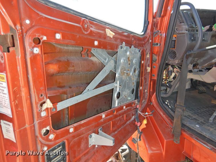 image for item DI0233 2013 Volvo VNL  semi truck