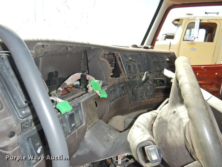 image for item DI0233 2013 Volvo VNL  semi truck