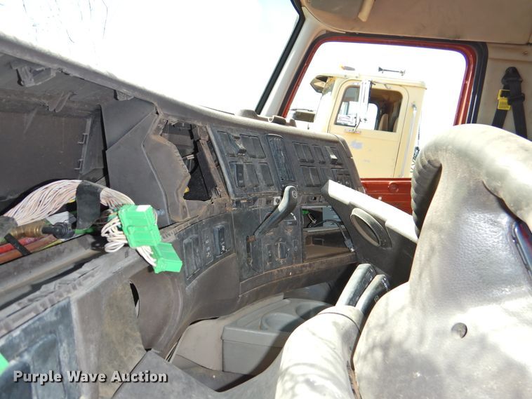 image for item DI0233 2013 Volvo VNL  semi truck