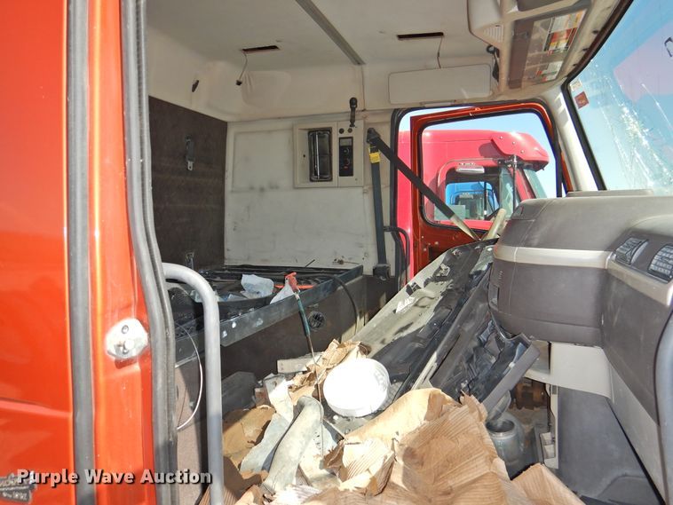 image for item DI0233 2013 Volvo VNL  semi truck