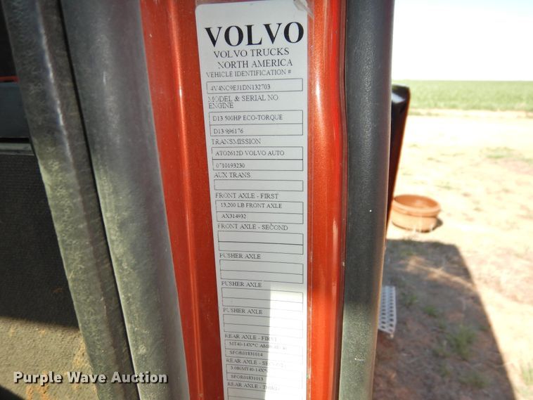 image for item DI0233 2013 Volvo VNL  semi truck