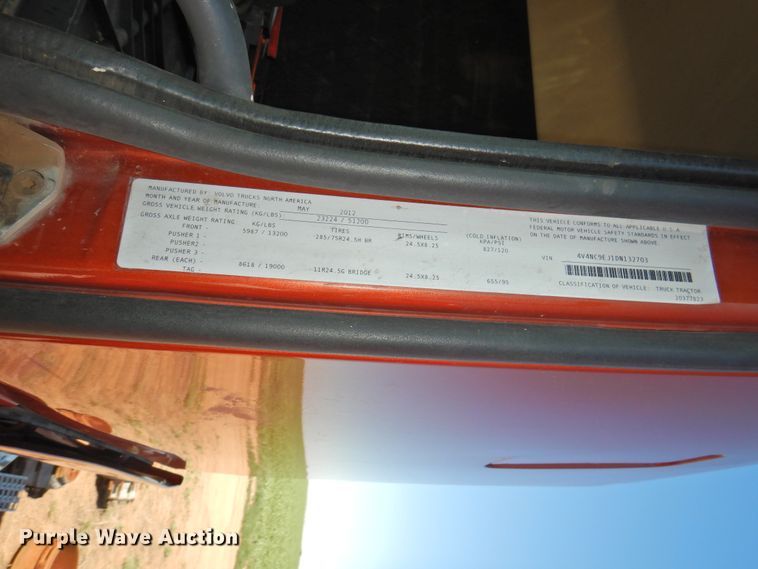 image for item DI0233 2013 Volvo VNL  semi truck