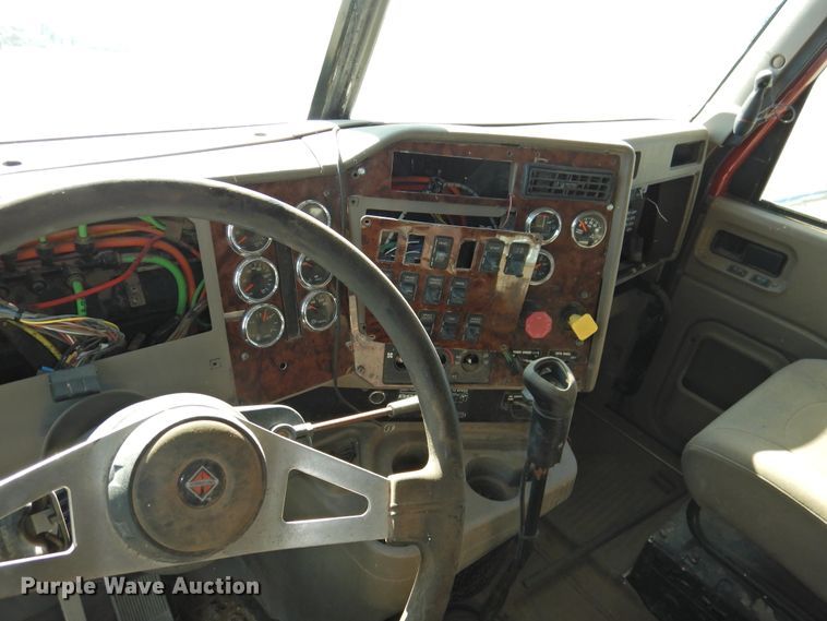 image for item DI0239 2007 International 9400i SBA  semi truck